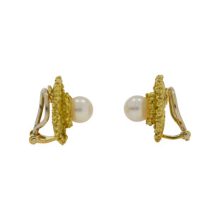 P517 Cultured pearl and 18ct gold textured clip earrings end