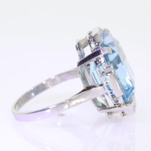 W166.4 Aquamarine Art Deco single stone ring end