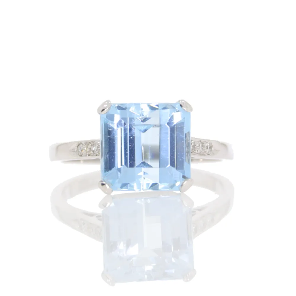 Aquamarine single stone ring, with diamond set shoulders, platinum and 18ct white gold mount