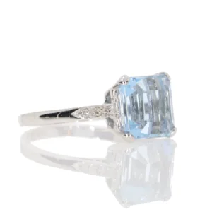 H169.4 Aquamarine single stone ring side