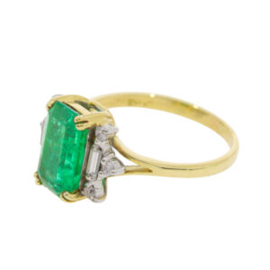 J130.4 Emerald single stone ring side 2