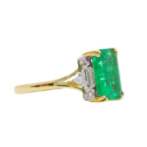 J130.4 Emerald single stone ring side