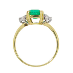 J130.4 Emerald single stone ring top