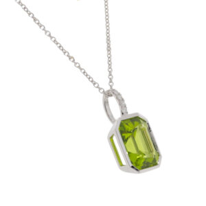 R271.5 Peridot emerald cut solitaire white gold pendant side