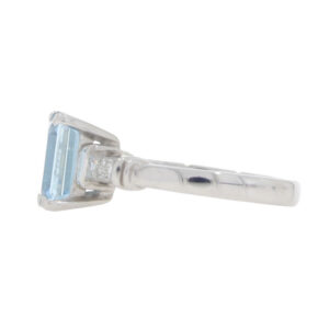 V173.4 Aquamarine single stone ring end
